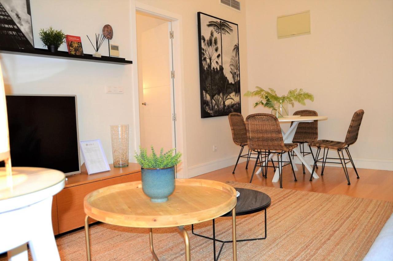 Coqueto Apartamento Junto A La Catedral De Malaga. Apartment Luaran gambar